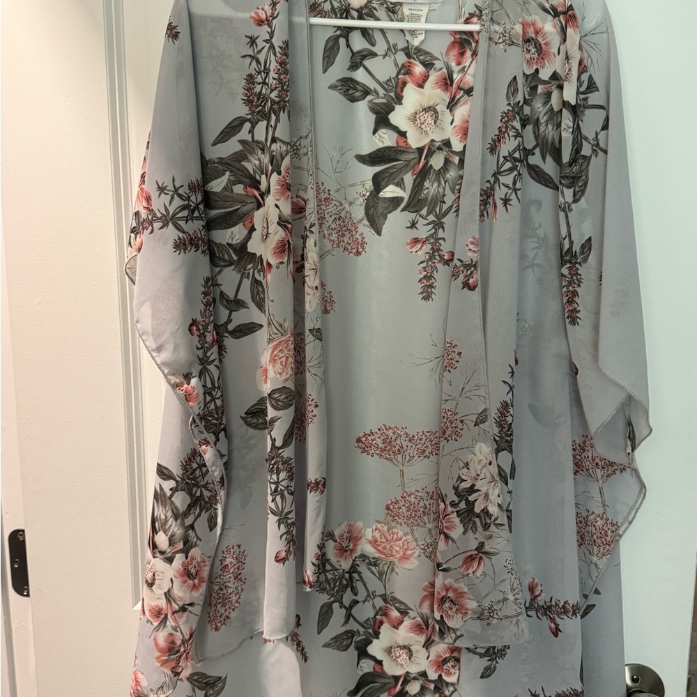 Emory Park Floral Print Top in Gray and Pink